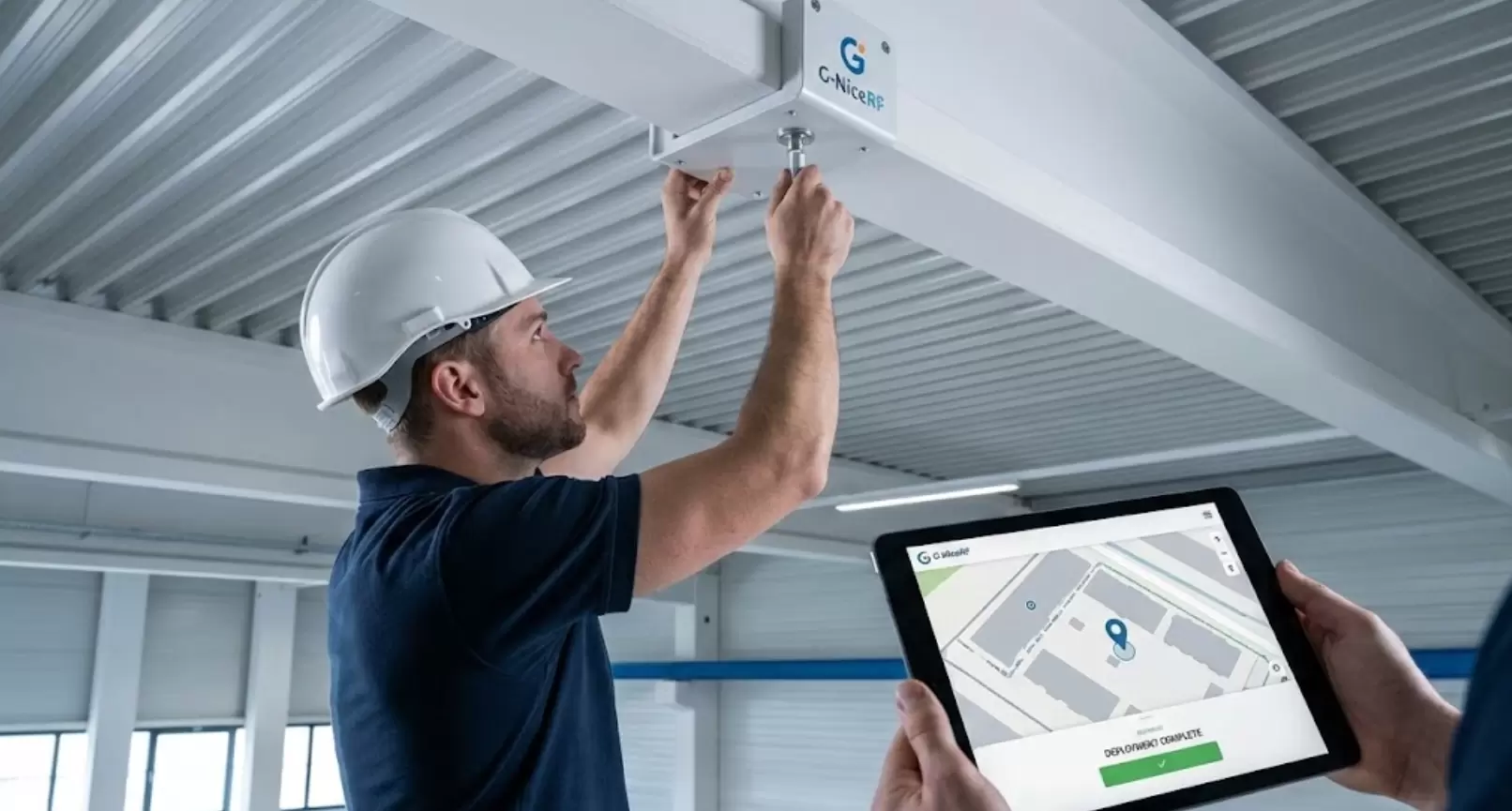 Techniker installiert einen G-NiceRF UWB-Anker mit Tablet-Halterung.
