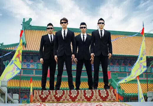 Ein Foto eines Jägers mit Brille während der Beschleunigung