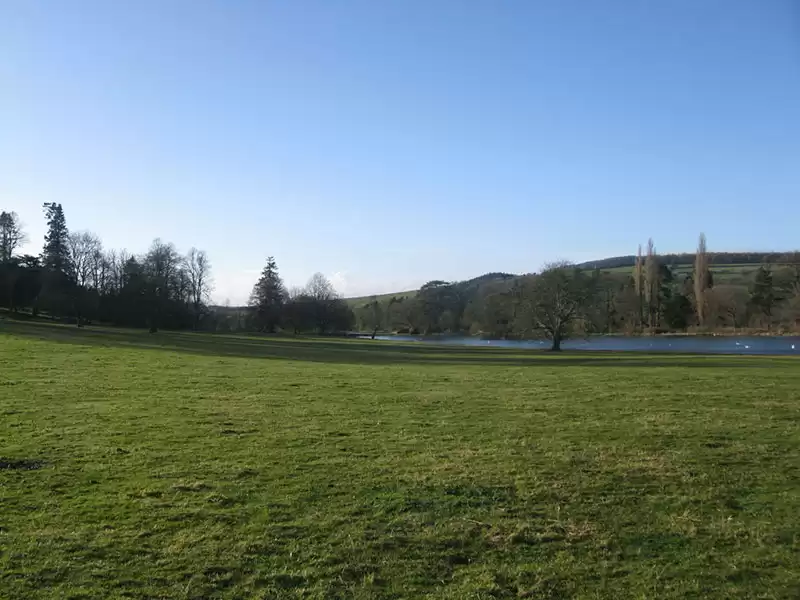 Testumgebung: offenes Feld vor dem Haus Walcott Hall in Shropshire