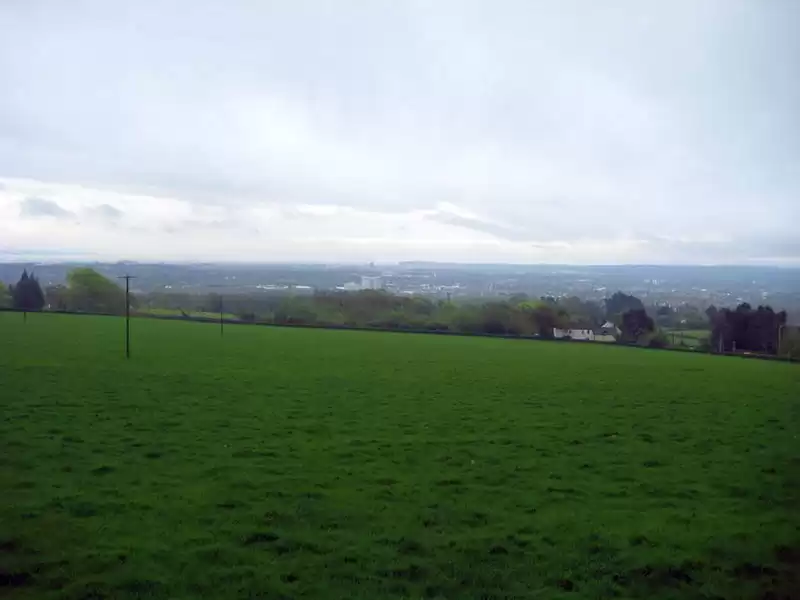 Testumgebung: die Lage des Bergrückens im nördlichen Teil der Stadt