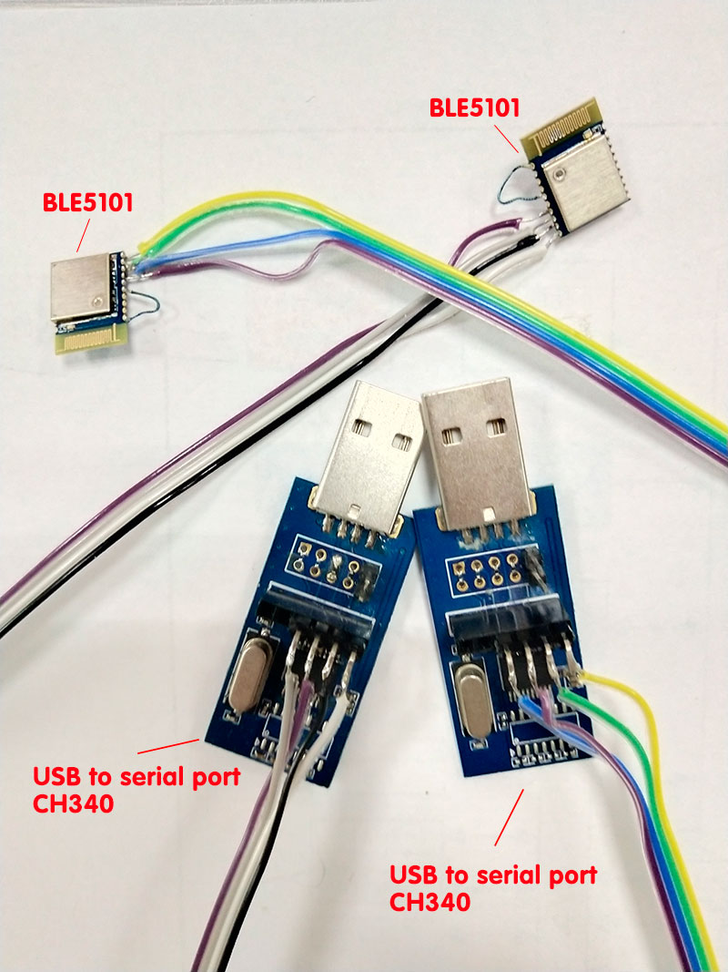 2 Stück BLE5101-Module mit Kabeln, die an den seriellen Port-Pin und den Strom-Pin angeschlossen und dann mit dem USB-Port des Computers verbunden sind