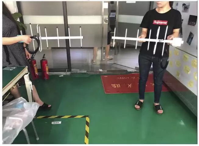 Die Antenne des Funkmoduls des Empfängers sollte horizontal montiert werden