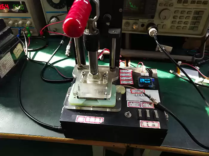 Produktfunktionstest-Rack – Platzieren Sie das LoRaWan-Gateway-Modul LoRaWan1301 in der richtigen Ausrichtung in der Halterung des Test-Racks