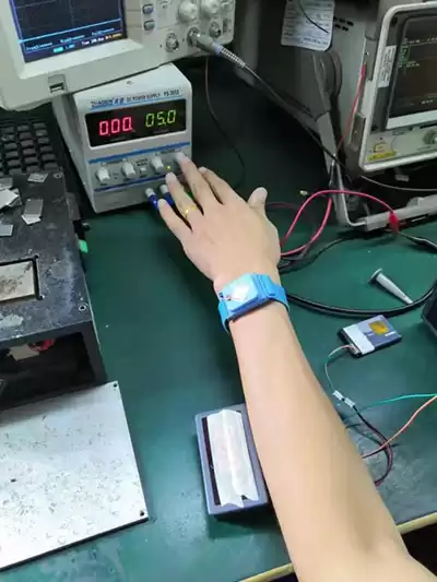 Tragen Sie ein elektrostatisches Armband und stellen Sie die Versorgungsspannung auf 5 V ein.