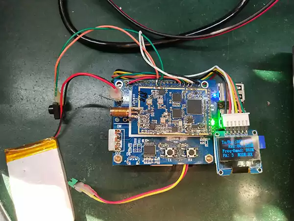 Während des Kommunikationstests blinkt das grüne Licht auf der Empfangsplatine