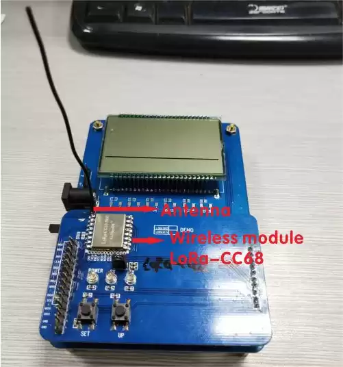 Installieren Sie die Drahtantenne und das eingebettete Funkmodul LoRa-CC68 DEMO-Board