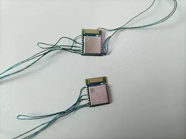 Vorderansicht der Verkabelung der unbestückten Platine des BLE-Moduls BLE5201