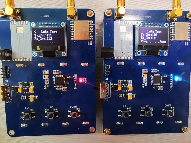 Das rote Licht zeigt an, dass die Übertragung einmal erfolgreich war, und das blaue Licht zeigt an, dass der Empfang einmal erfolgreich war