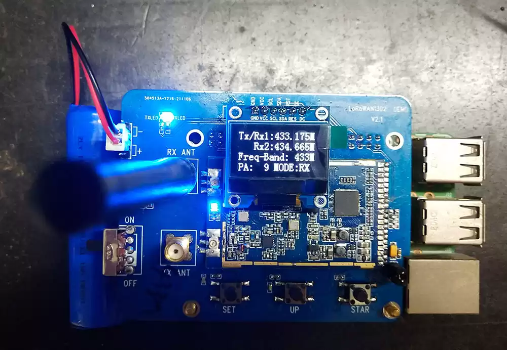 Während des Kommunikationstests sollte das blaue Licht auf der Empfangsplatine blinken.