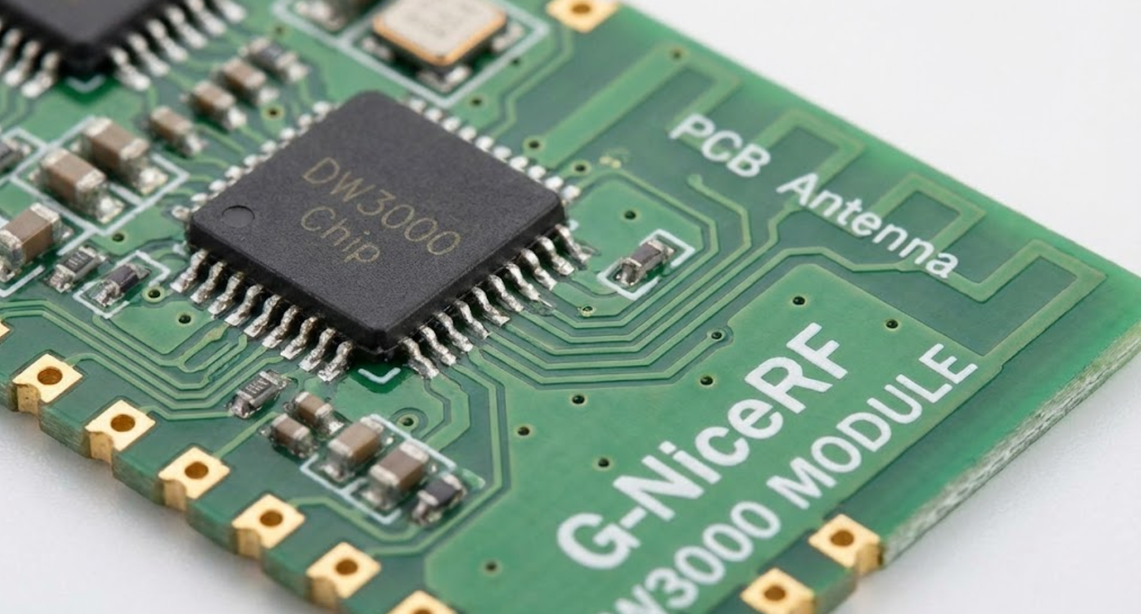 Makroaufnahme des G-NiceRF DW3000 UWB-Moduls und der Antenne.